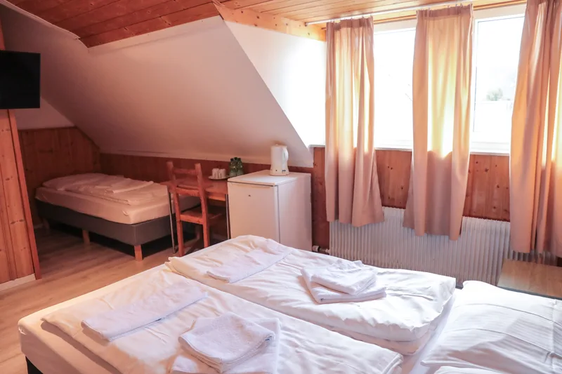 Dreibettzimmer mit Dachschräge und drei Betten