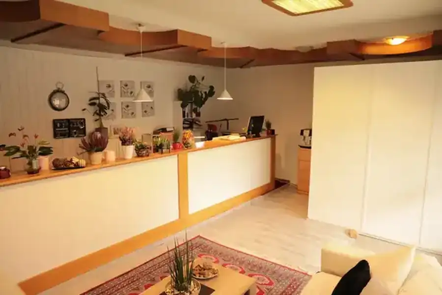 Empfangsbereich der Pension Zur Rose mit gemütlicher Atmosphäre