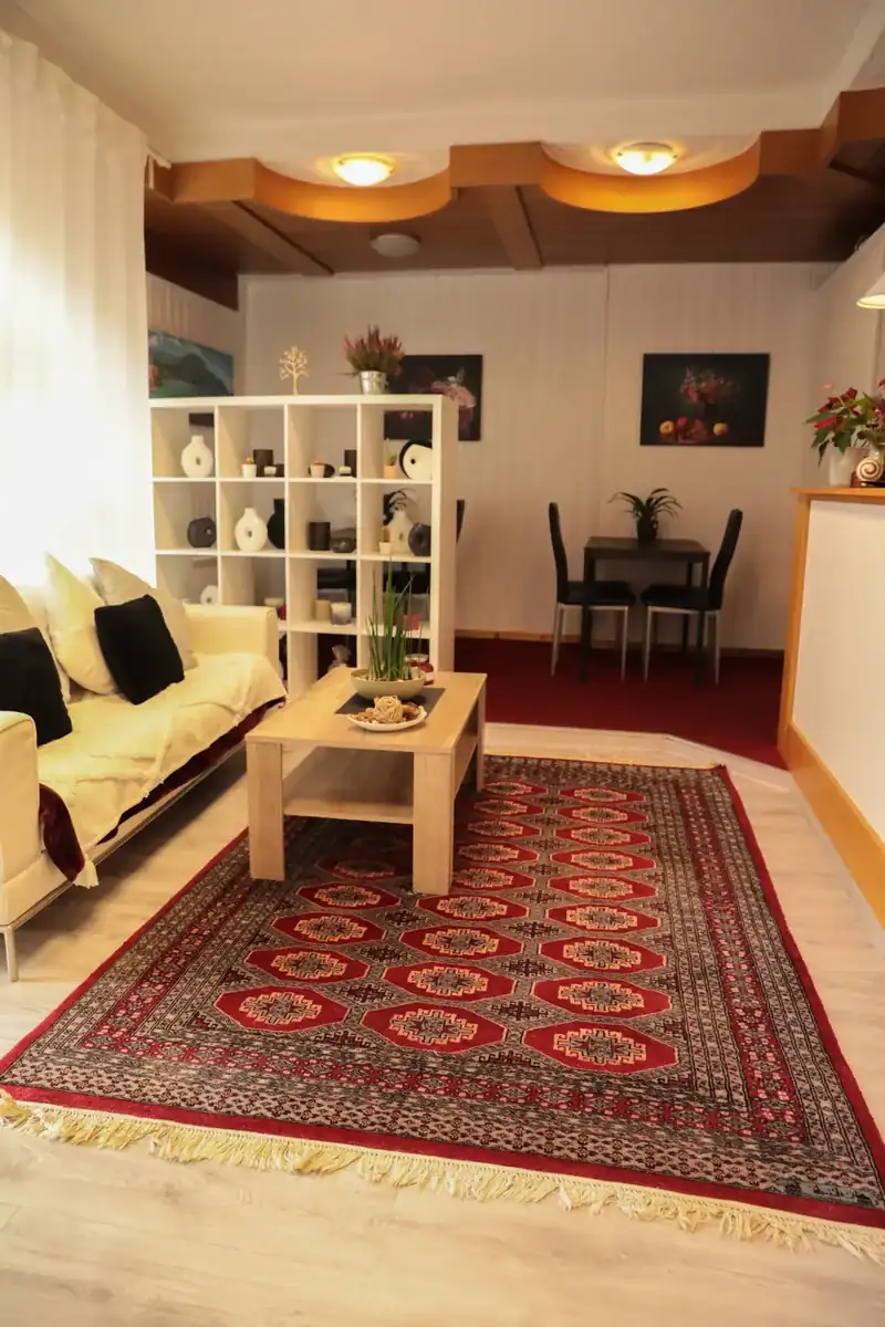 Gemütlicher Aufenthaltsraum mit Sofa und Teppich