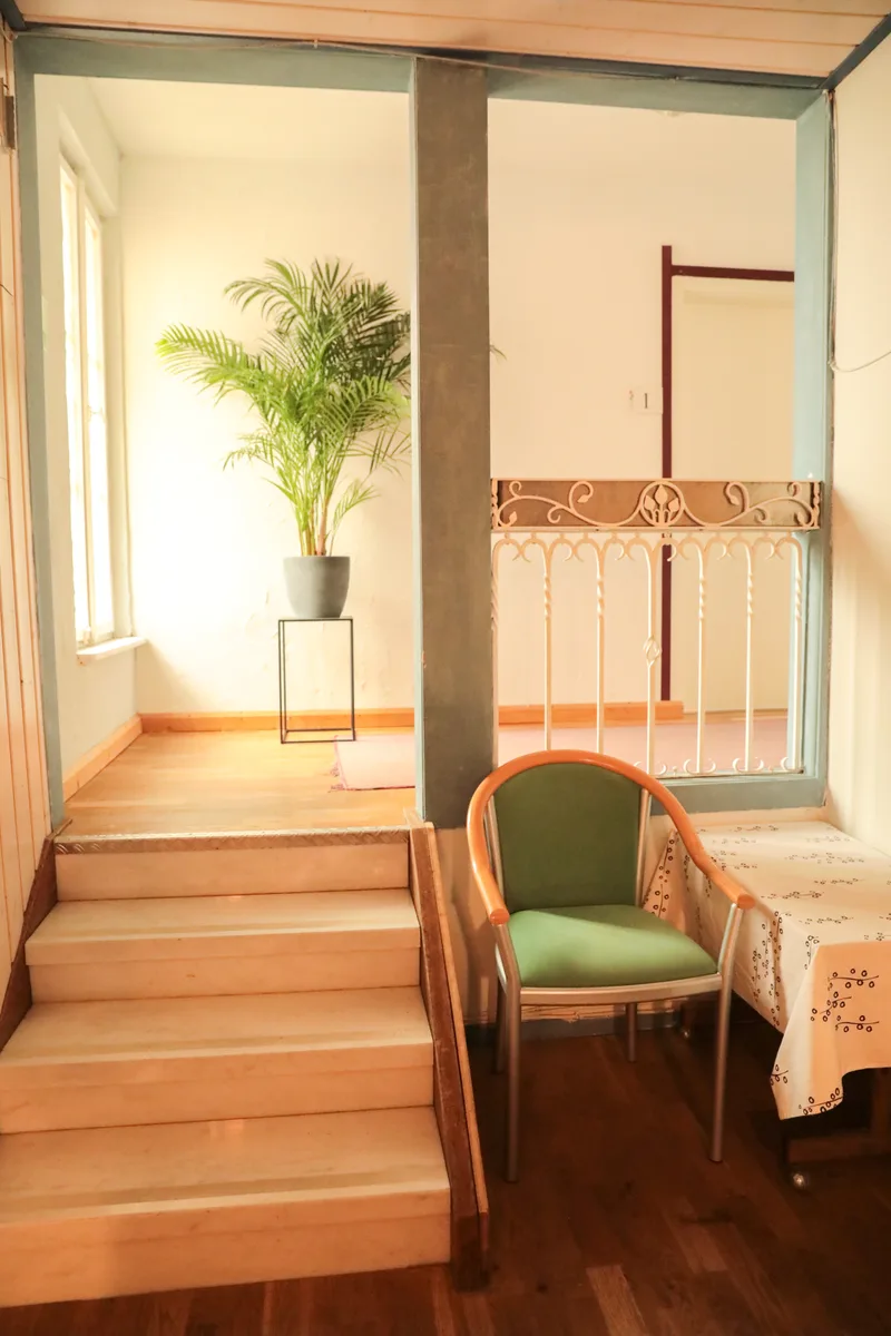 Eingangsbereich mit Treppe und Palme