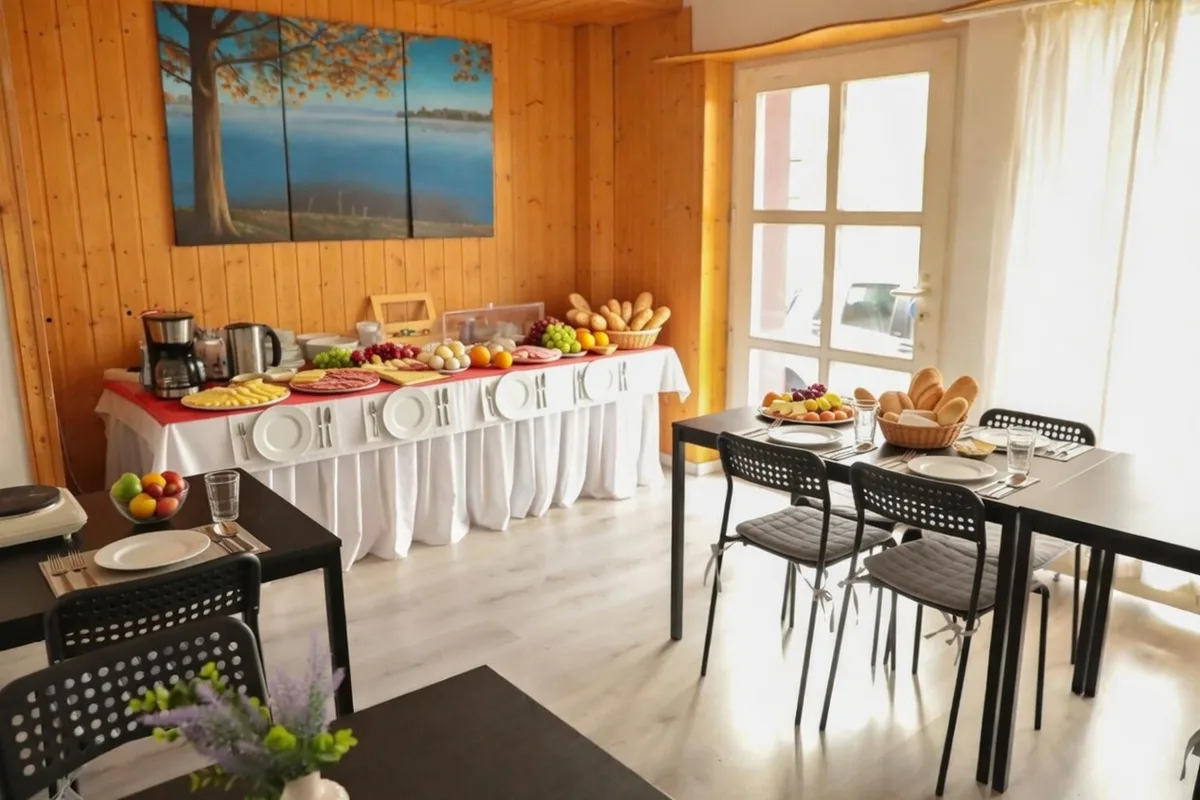 Frühstücksbüfett mit frischen Lebensmitteln im Frühstücksraum